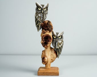 Coppia di gufi su un ramo d'albero, statuetta dipinta, statua colorata, ornamento in legno, personalizzato, scultura di gufo