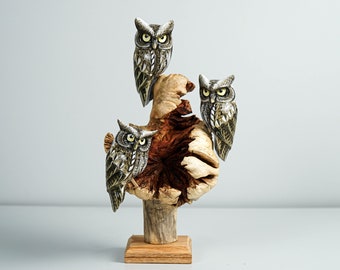 Grupo de búhos en la rama de un árbol, figura pintada, arte colorido, adorno de madera, escultura única, decoración familiar, regalo para el mejor amigo.