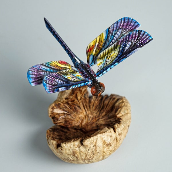 Libellula su fiore, libellula colorata, statua della libellula blu, arredamento tropicale, statuetta in legno, arredamento per ufficio, regalo per la sorella, regalo per lei