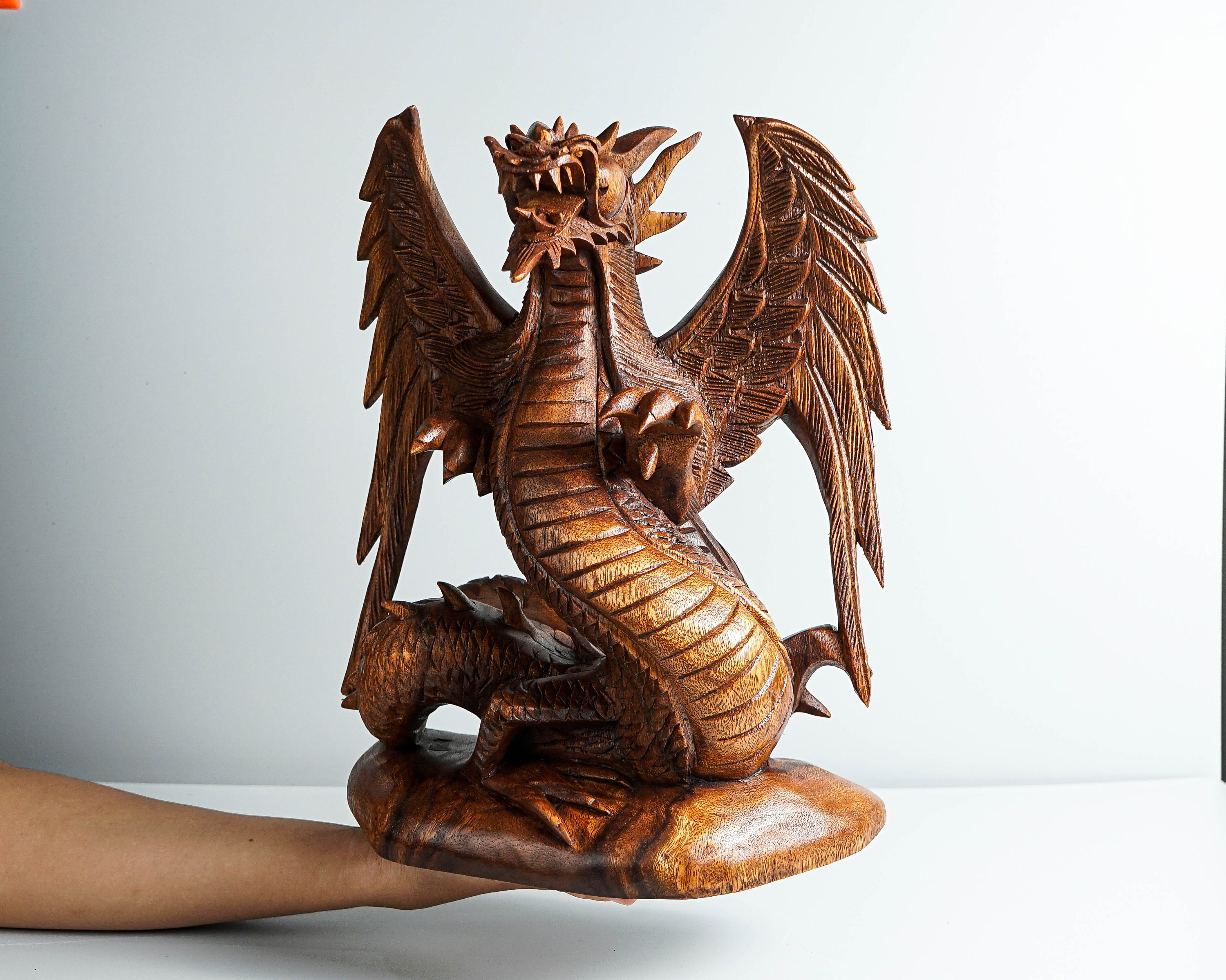翼を広げた木製のドラゴン、ユニークなドラゴンの像、神秘的な動物