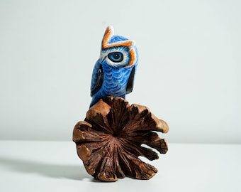 Búho Azul en la Rama de un Árbol, Figura Pintada, Arte Colorido, Adorno de Madera, Escultura Única, Pintada a Mano, Decoración de Oficina
