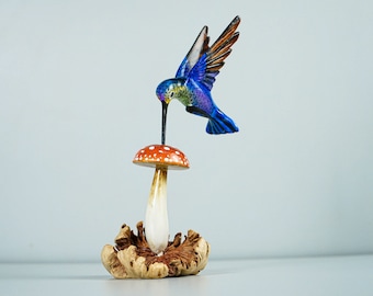 Colibri bleu et statue de champignon rouge, sculpture peinte, sculpture sur bois, oiseau, colibri, tableau, cadeaux personnalisés, cadeau pour papa