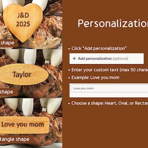 K&ouml;nnte beinhalten: Personalisierte Holzformen in Herz-, Oval- und Rechteckform. Die Herzform zeigt "J&D 2025", die ovale Form sagt "Taylor" und das Rechteck sagt "Love you mom". Das Bild zeigt auch Anweisungen zum Hinzuf&uuml;gen von Personalisierungen.