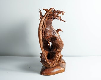 翼を広げた木製のドラゴン、ユニークなドラゴンの像、神秘的な動物