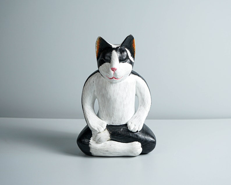 Figurine de chat méditant, statue colorée de yoga de chat, sculpture peinte, statue de pose de yoga, sculpture sur bois, décoration d'appartement, cadeau commémoratif image 3