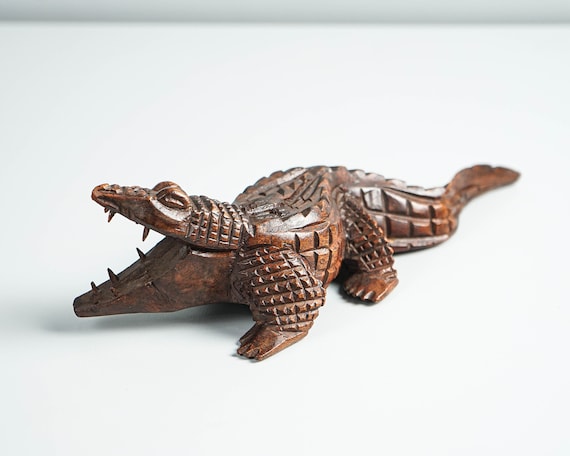ワニの彫刻、動物の像、アリゲーター、木彫り、木製の像、野生動物