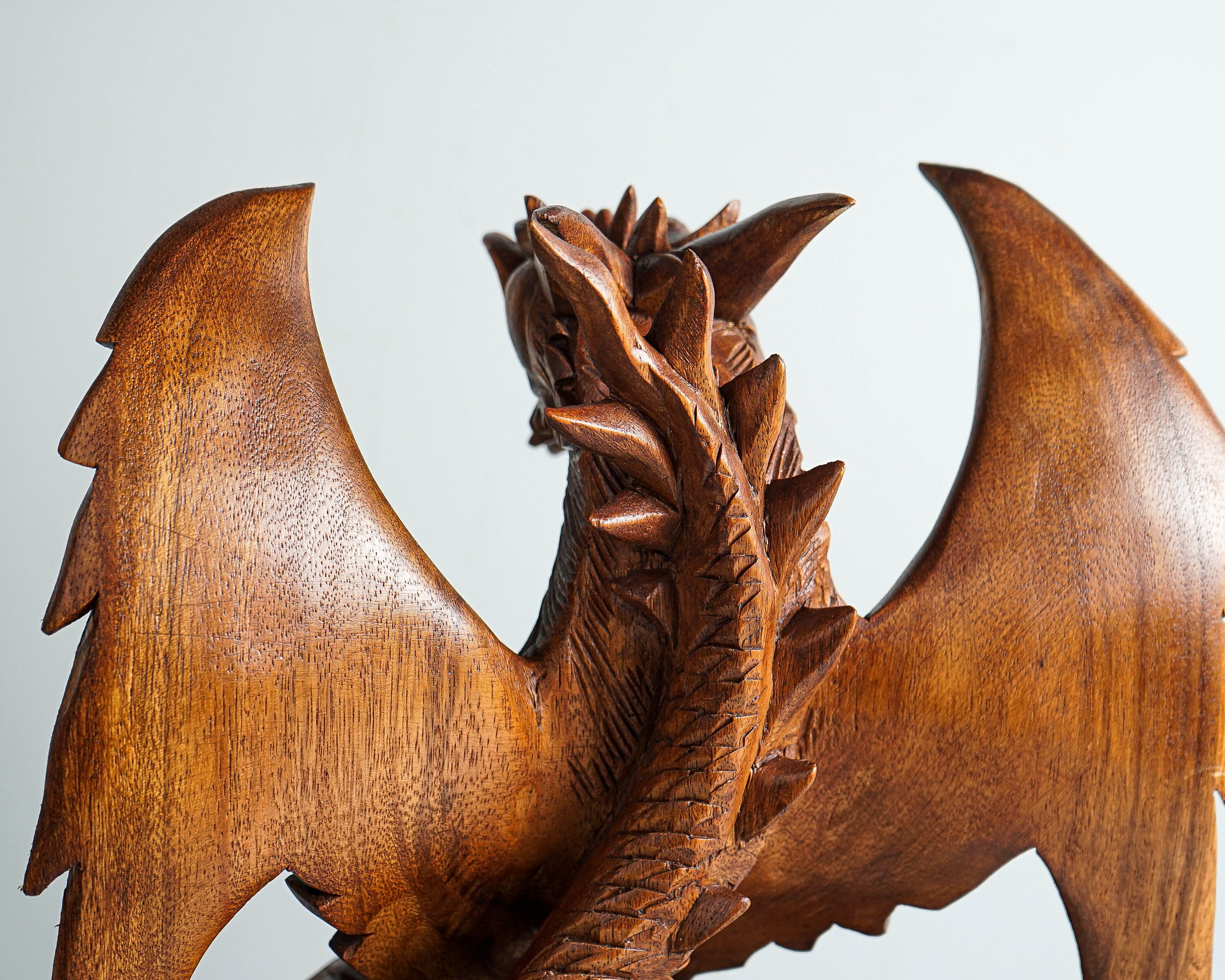 大型木製ドラゴン彫刻置物 翼を広げた木製のドラゴン、ユニークなドラゴンの像、神秘的な動物
