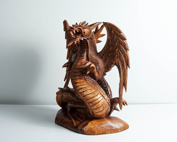 木製ドラゴン彫刻 置物 翼を広げた木製のドラゴン、ユニークなドラゴンの像、神秘的な動物