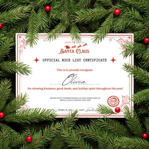 Könnte beinhalten: Ein festliches Zertifikat vom Weihnachtsmann, umrahmt von Tannenzweigen und roten Beeren. Das Zertifikat, mit roten Bordüren, lautet „OFFICIAL NICE LIST CERTIFICATE“ und würdigt „Olivia“ für gute Taten und Weihnachtsgeist.