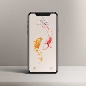Peut inclure: Un smartphone affichant une horloge numérique indiquant l'heure 10:24 et la date mardi 13 septembre. L'image d'arrière-plan représente deux poissons koï stylisés, l'un orange et l'autre rouge, nageant en cercle.