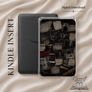 Może przedstawiać: Czarny czytnik e-booków Kindle i przezroczyste etui z motywem miejsca zbrodni. Etui zawiera kolaż zdjęć z dowodami, wycinków z gazet i czerwonego sznurka. Tekst zawiera "Evidence", "Who's Next" i "Cold Case Reopened".