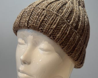 Puede incluir: Un gorro de punto marrón con textura de canalé.