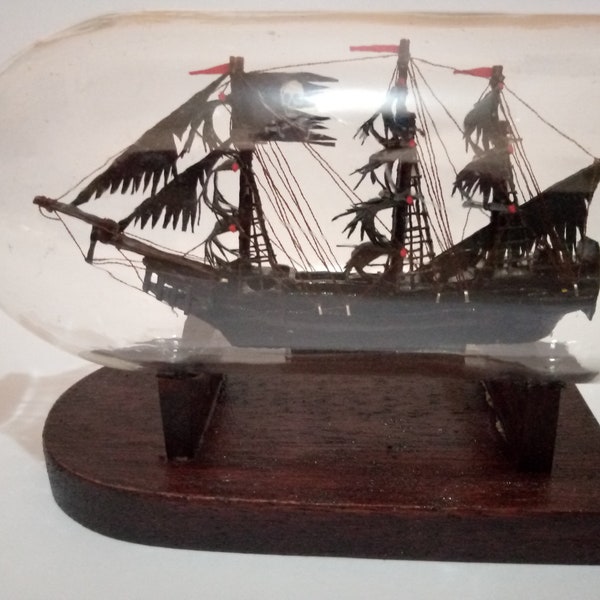 Flying Dutchman Pirate Miniature Ship in Bottle Très Exclusif