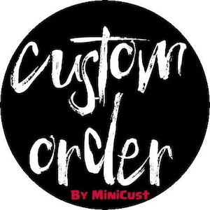 Puede incluir: Un gráfico circular negro con las palabras "Custom Order" en blanco, con letras manuscritas. El texto "By MiniCust" está en rojo debajo. El diseño es sencillo y llamativo.