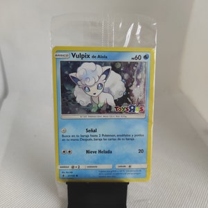 Stand con JANGMO-o 75/111 - Toys R Us Promo (Pokemon Toys R Us esclusiva spagnola). Bulbasaur, Stufful e Vulpix de Alola, disponibili anche