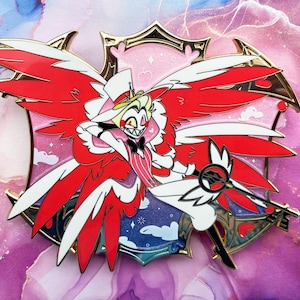 Op de afbeelding: Een kleurrijke emaille pin met een stripfiguur met rode en witte vleugels, een witte hoge hoed en een zwarte vlinderdas. De pin heeft een gouden rand en is geplaatst tegen een roze en paarse achtergrond. Het personage houdt een sleutel vast.