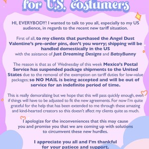 Op de afbeelding: Een roze en paarse afbeelding met de tekst "Shipping update for U.S. costumers." De tekst legt een verzendvertraging uit als gevolg van wijzigingen in de postregels. De boodschap is ondertekend met "Sincerely, Nami."