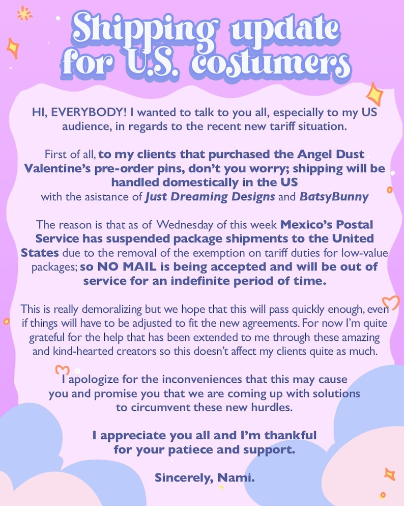 Op de afbeelding: Een roze en paarse afbeelding met de tekst "Shipping update for U.S. costumers." De tekst legt een verzendvertraging uit als gevolg van wijzigingen in de postregels. De boodschap is ondertekend met "Sincerely, Nami."