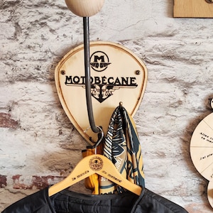 Suporte de capacete de parede em madeira Motobécane – Suporte de capacete de parede em madeira de álamo gravado à mão – Presente personalizado para motociclistas retrô vintage