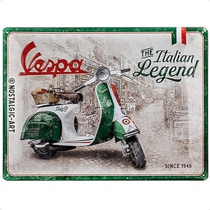 Carte postale en métal Vespa - Italian Legend disponible seul ou monté sur notre décapsuleur licence officiel Nostalgic Art 4036113103167