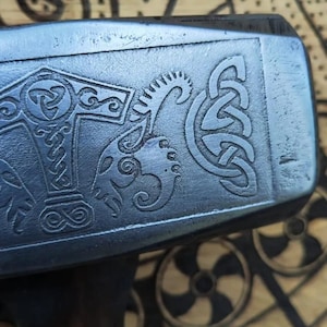 Martello di Thor vichingo inciso - Manico in legno intagliato a mano e testa in metallo - Oggetto decorativo spirituale, dono della mitologia norrena