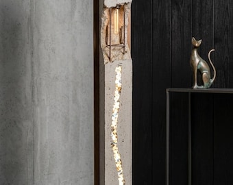 Lámpara de columna "Fracture": una pieza única, elaborada a mano con hormigón visto, roble macizo y cristal, que cuenta con iluminación LED dual independiente y control remoto.