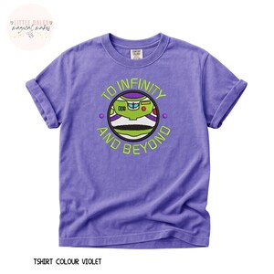 Puede incluir: Camiseta violeta Comfort Colors con un dise&ntilde;o de Buzz Lightyear y la frase "TO INFINITY AND BEYOND". El dise&ntilde;o incluye la cara verde y blanca de Buzz Lightyear dentro de un c&iacute;rculo. El color de la camiseta es violeta.