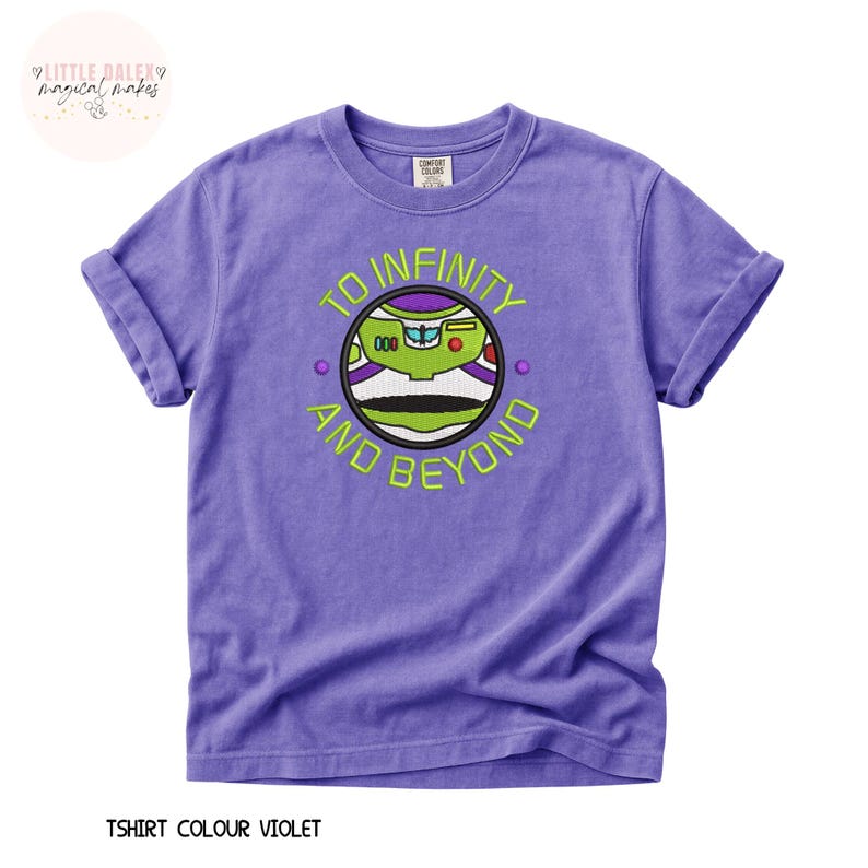 Puede incluir: Camiseta violeta Comfort Colors con un dise&ntilde;o de Buzz Lightyear y la frase "TO INFINITY AND BEYOND". El dise&ntilde;o incluye la cara verde y blanca de Buzz Lightyear dentro de un c&iacute;rculo. El color de la camiseta es violeta.