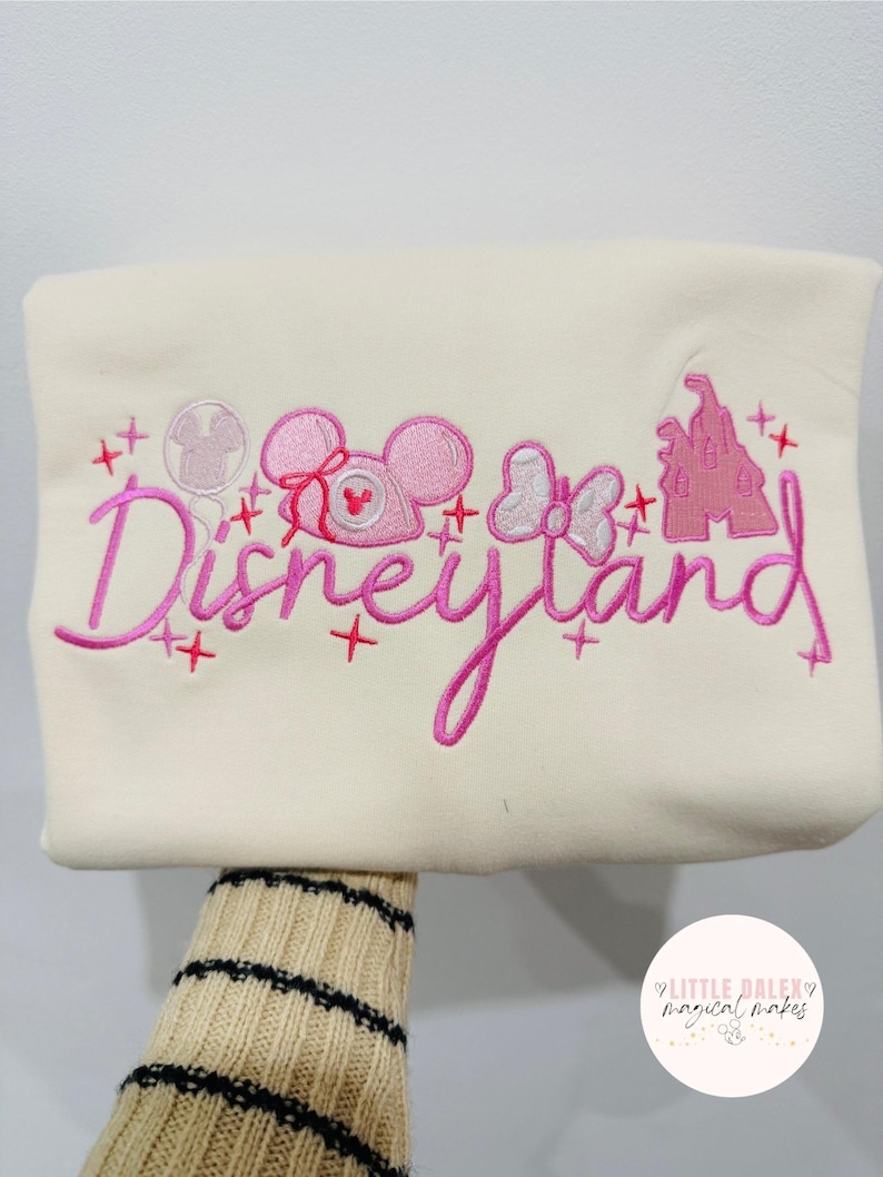Sweat-shirt brodé inspiré de Disneyland , Paris , Californie , Parcs Disney , Disney Main Street image 1