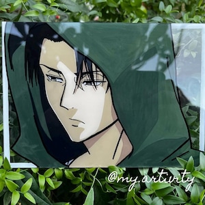 Op de afbeelding: Een rechthoekig glazen kunstwerk met een handgeschilderd anime-personage met zwart haar en een donkergroene capuchonmantel. Het personage heeft een serieuze uitdrukking met scherpe gelaatstrekken. De tekst @my.artivity is in het wit afgedrukt.