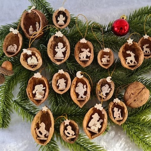 Echte Walnussschalen mit Laubsägearbeit-Baum-Zweig-Anhänger