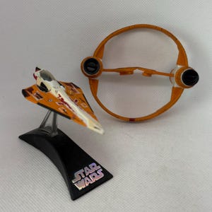 Saesee Tiin Jedi Starfighter w/ Hyperdrive Ring – Star Wars Titanium Series Die-Cast Hasbro 2007 Interceptor w/ Stand