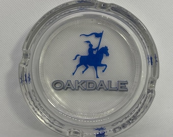 Cenicero de cristal Oakdale vintage de 10 cm (4 pulgadas) – Logotipo publicitario del Caballero Azul – Artículo de colección de artículos para fumadores de mediados de siglo