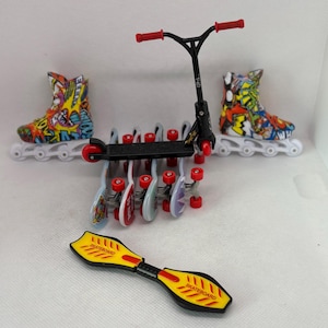以下が含まれることがあります： ミニチュアのスケートボード、ローラースケート、スクーターのコレクション。ローラースケートとスケートボードはカラフルなグラフィティ風のデザインです。スクーターは黒いフレームに赤いアクセント。黄と黒のスケートボードが手前にあります。