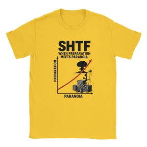 Könnte beinhalten: Senfgelbes T-Shirt mit dem Text "SHTF WHEN PREPARATION MEETS PARANOIA". Die Grafik zeigt ein Diagramm mit den Bezeichnungen "Vorbereitung" und "Paranoia", einen roten Pfeil und eine Atombombenexplosion.