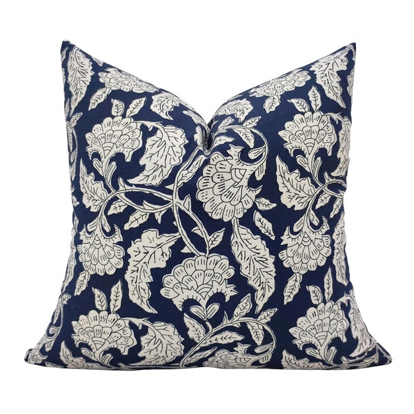 Capa de almofada com estampa floral azul: algodão de inspiração indiana