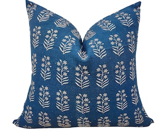 Handgemachte Blaue Blumen Kissenhülle: Block Print Dekokissen aus Baumwolle