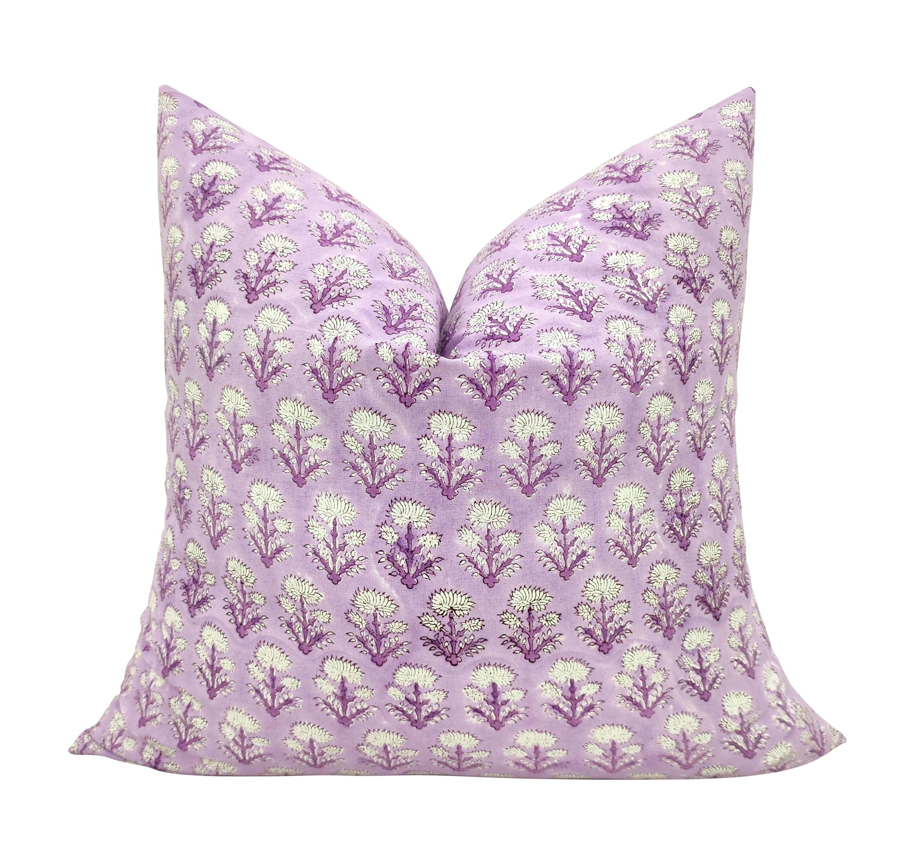 Housse de coussin imprimé bloc main : coussin floral violet en coton bio