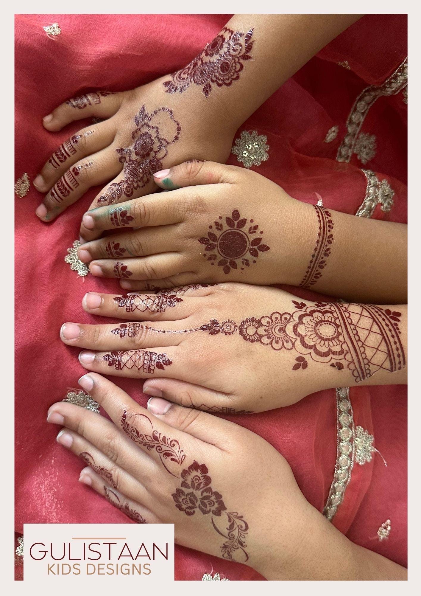 vrouw tonen haar hand- met ingewikkeld mehndi ontwerp in de buurt een  levendig groen fabriek 72423385 stockfoto bij Vecteezy, image size:1414x2000