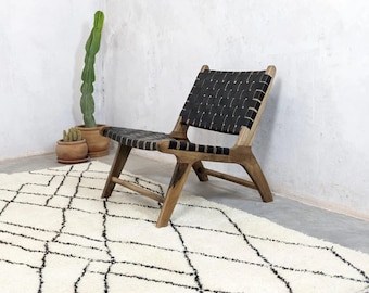 Handgemaakte Marokkaanse leren fauteuil – walnoothouten fauteuil | Moderne accentstoel uit het midden van de eeuw