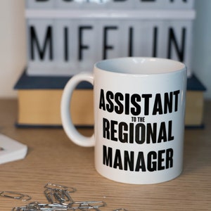 Le mug de bureau ASSISTANT du DIRECTEUR RÉGIONAL Dunder Mifflin Mug image 1