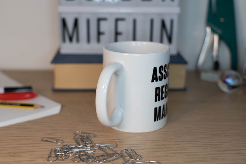 Le mug de bureau ASSISTANT du DIRECTEUR RÉGIONAL Dunder Mifflin Mug image 4