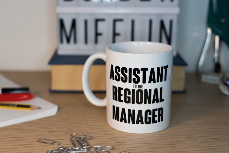 Le mug de bureau ASSISTANT du DIRECTEUR RÉGIONAL Dunder Mifflin Mug image 1