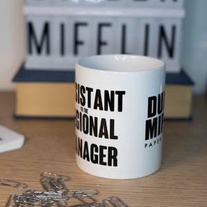 Le mug de bureau ASSISTANT du DIRECTEUR RÉGIONAL Dunder Mifflin Mug image 2