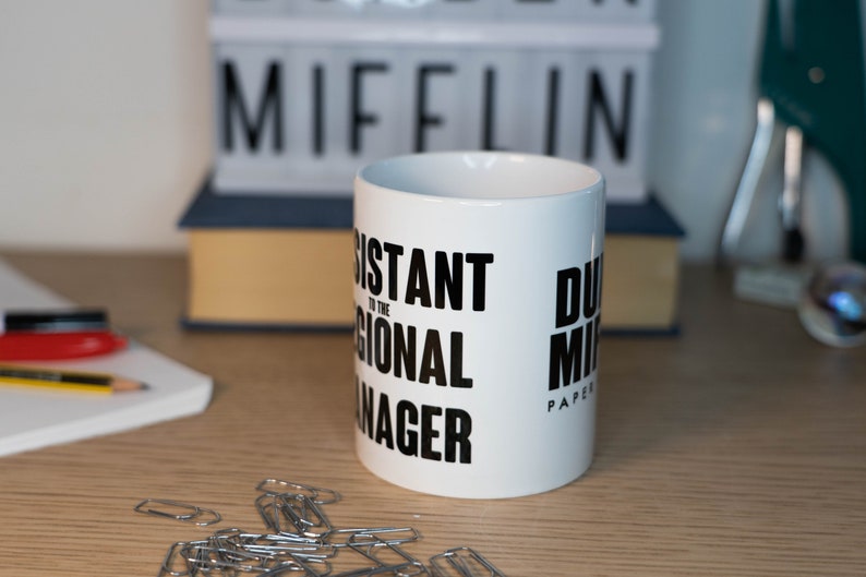 Le mug de bureau ASSISTANT du DIRECTEUR RÉGIONAL Dunder Mifflin Mug image 2