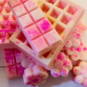 Pu&ograve; includere: Cere profumate rosa e bianche a forma di waffle e fiori. Le cere a forma di waffle hanno un motivo a griglia, mentre le cere a forma di fiore hanno un design a petali. Le cere sono macchiate di un colore rosa pi&ugrave; scuro.