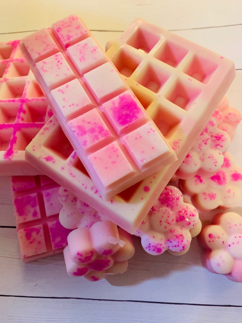 Pu&ograve; includere: Cere profumate rosa e bianche a forma di waffle e fiori. Le cere a forma di waffle hanno un motivo a griglia, mentre le cere a forma di fiore hanno un design a petali. Le cere sono macchiate di un colore rosa pi&ugrave; scuro.