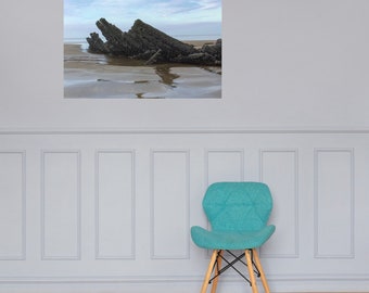 Ancienne épave enterrée dans le sable Affiche