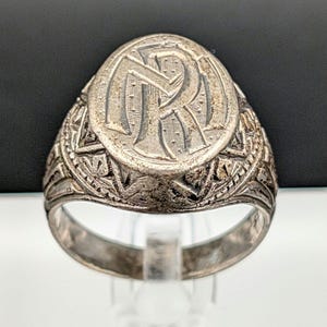 Antiker Siegelring 835 Silber ca. Gr. 55 . Initialen RM MR und viele Verzierungen seitlich am Ring.