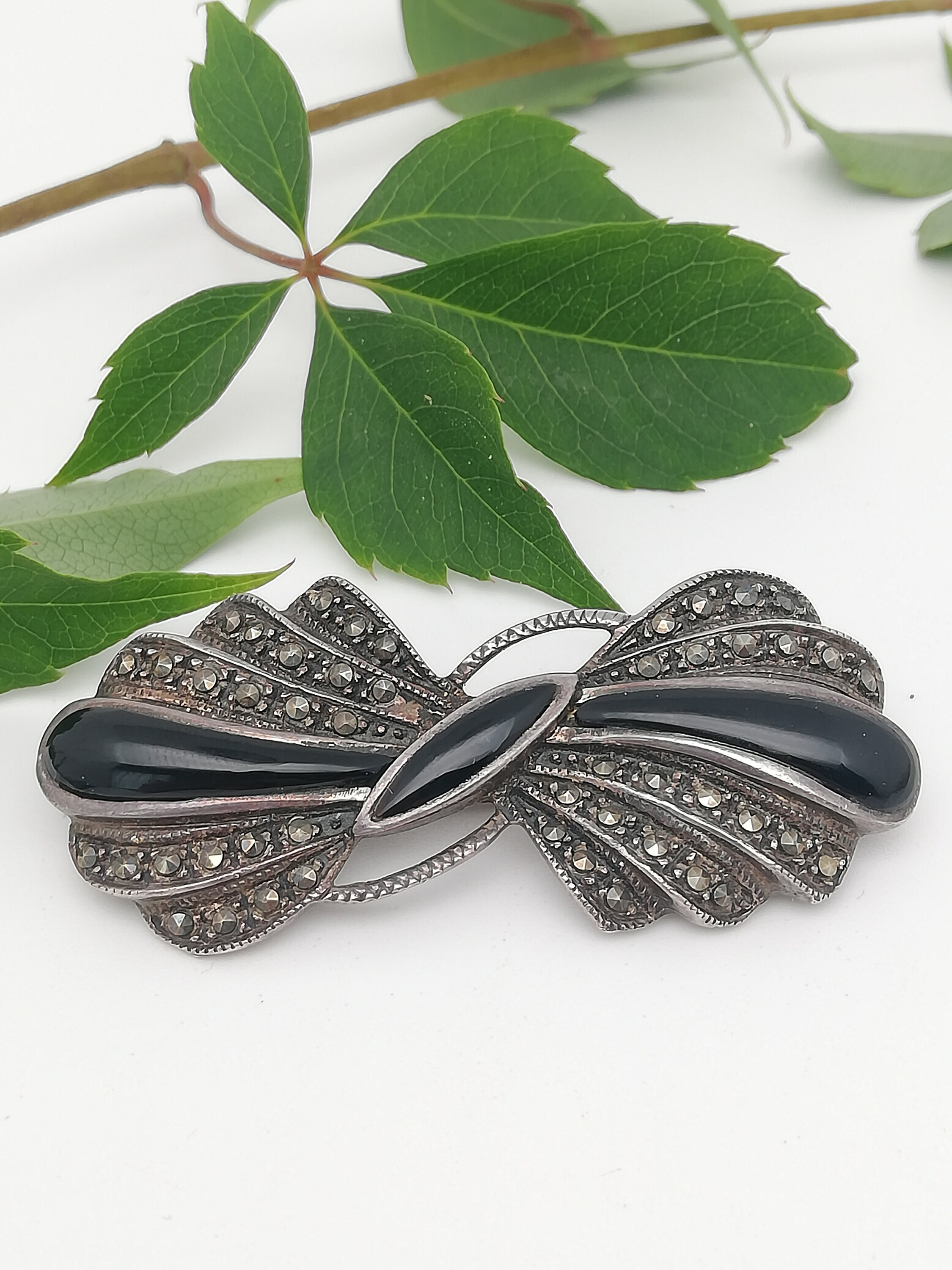 Broche vintage en argent 925, onyx et marcassite - France